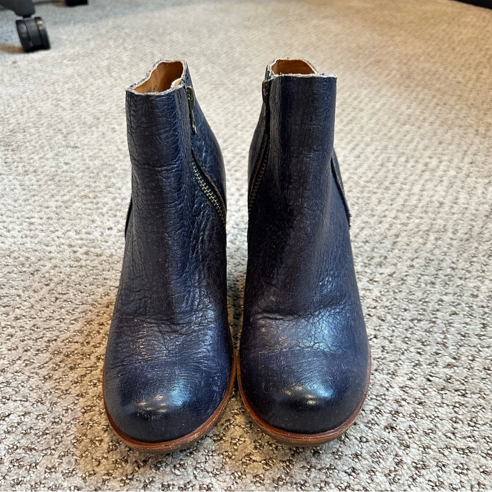 Kork Ease Navy Wedge Ankle Booties with side zipper. Size 5 - Picture 2 of 10
